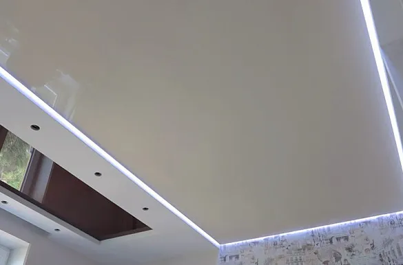 Натяжной потолок с контурной подсветкой в зале