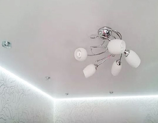 Парящий натяжной потолок с подсветкой в спальне, 12 м2